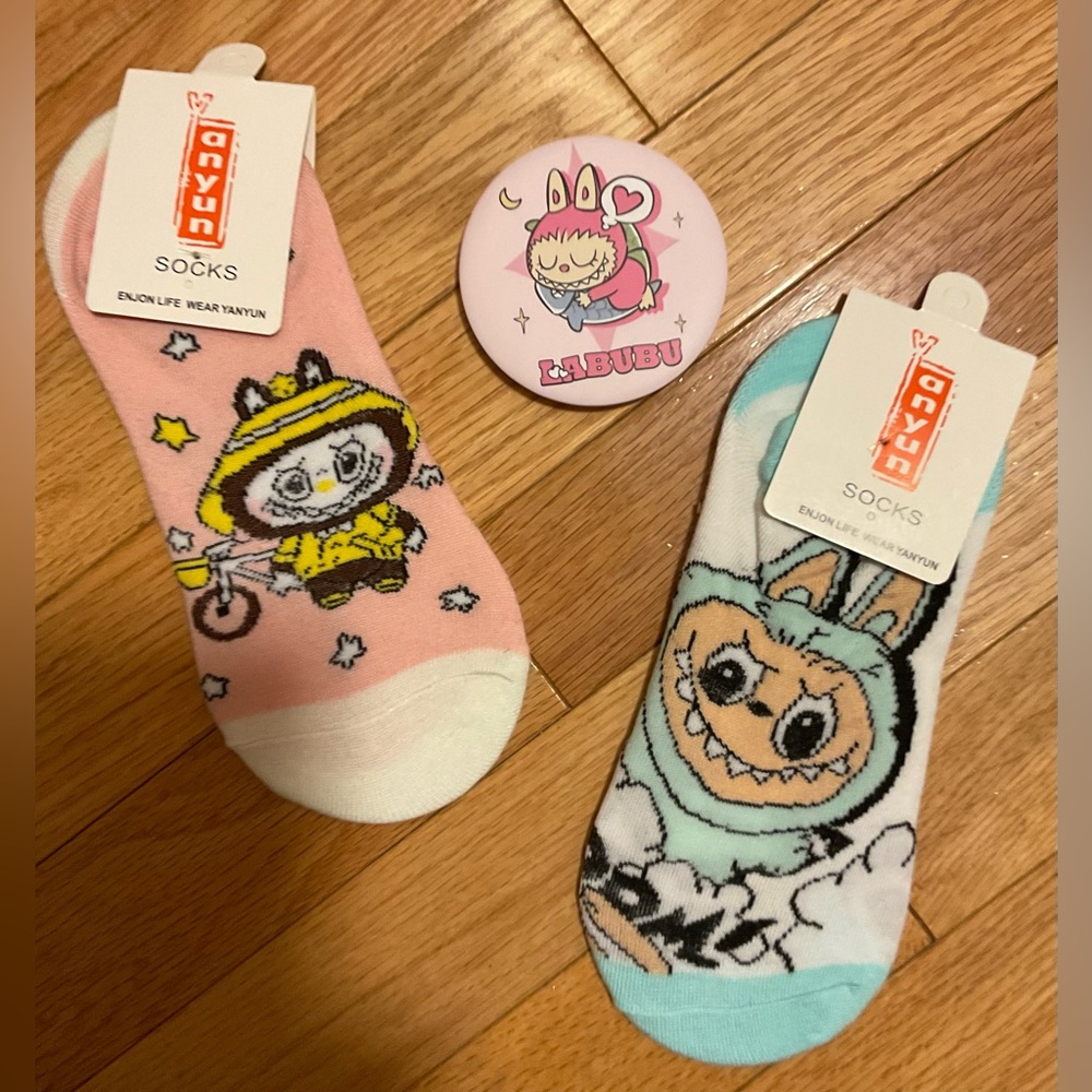 NEW! Labubu Compact Mirror & Cartoon Ankle Socks Bundle - Picture 5 of 5